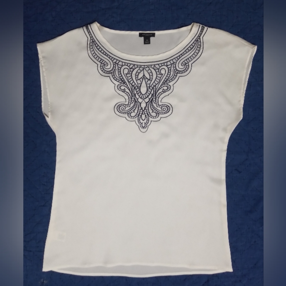(5 for $25 item) xs Also fits medium Pearl white ANN TAYLOR Blouse